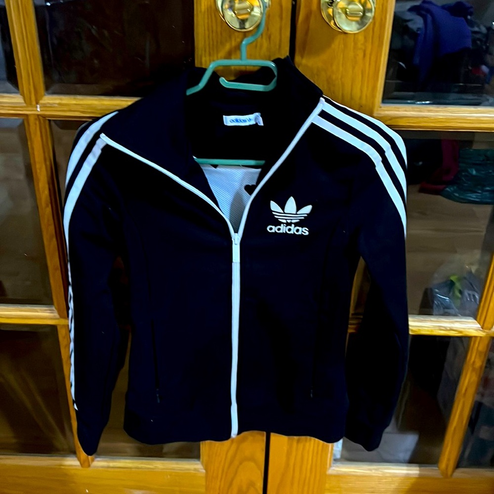 Pre-Owned Adidas Women XS, black sweatshirt in great condition.